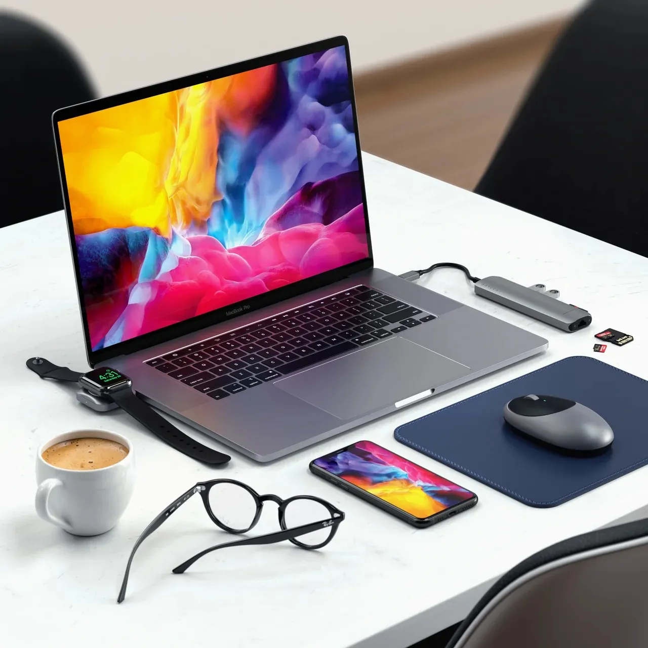 Arbeitsplatz mit MacBook, Smartphone und Zubehör – alle Geräte im SERGO Portal erfasst
