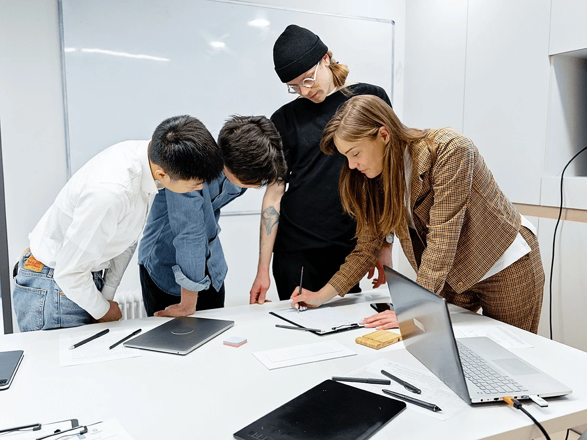 Team im Büro bespricht gemeinsam, wer welche Geräte und Zugänge braucht