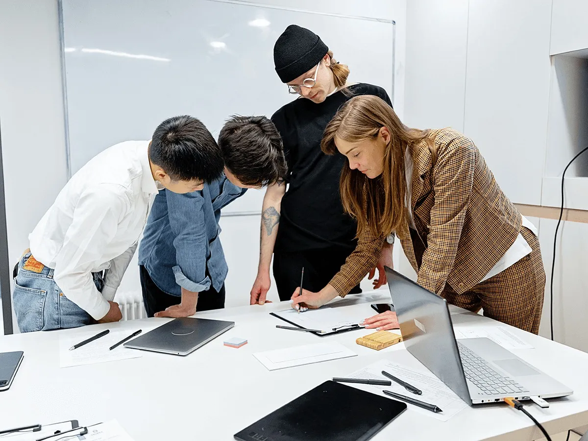 Team im Büro bespricht gemeinsam die IT-Sicherheit